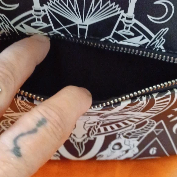 KILLSTAR OCCULT GRAPHIC PENTAGRAM HANDEL HARDWARE KISSLOCK CROSSBODY/SHOULDER - Picture 9 of 16